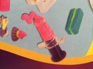 The 2-piece extruder as part of the Play-Doh Cake Mountain playset