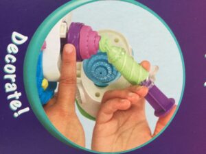 The 2-piece extruder as part of the Play-Doh Cake Mountain playset